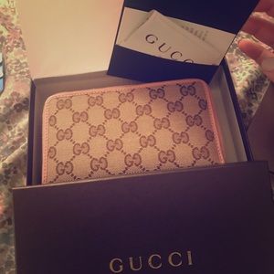 Gucci GG Supreme Zip Around Wallet